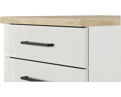 Detailaufnahme eines weißen Möbels mit Schubladen und hellbrauner Holzplatte