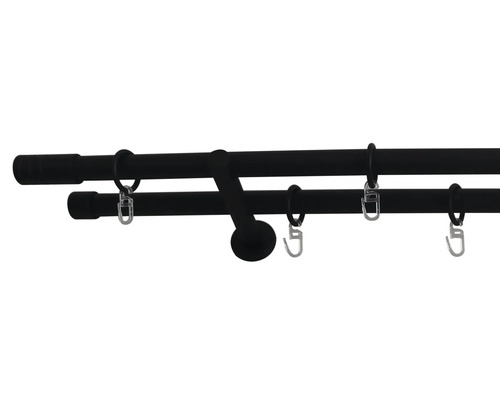 Doppelte Gardinenstange mit Ringen und Haken zur Gardinenaufhängung.