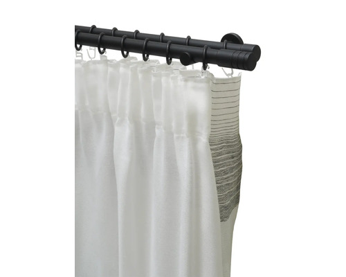 Doppelgardinenstange mit weißen und gestreiften Vorhängen