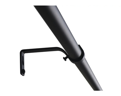 Detailansicht einer Gardinenstange mit Halterung zur Wandmontage