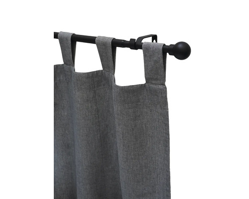 Grauer Vorhang mit Schlaufenaufhängung an einer Gardinenstange