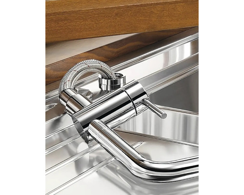 Spültischarmatur aus Edelstahl im Spülbecken