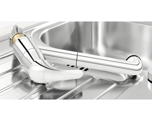 Küchenarmatur auf einer Spüle