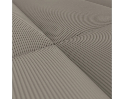 Nahaufnahme eines gesteppten Sofas mit Cordbezug