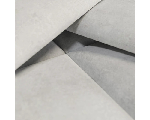 Nahaufnahme von hellgrauen Betonpflastersteinen.