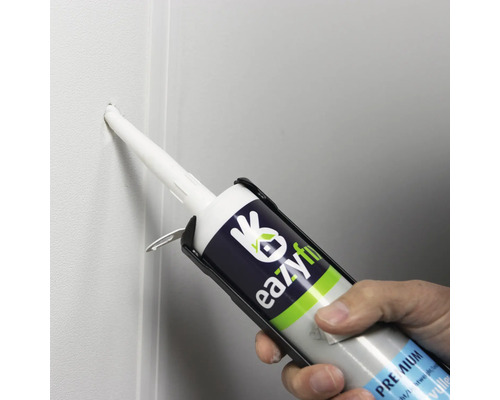 Anwendung von Dichtstoff aus einer Kartusche zur Abdichtung einer Ecke.