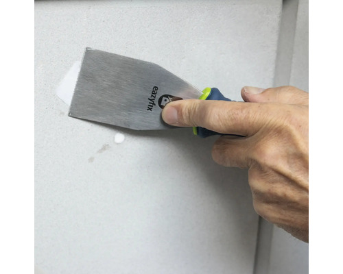 Person verwendet Spachtel zum Auftragen von Spachtelmasse