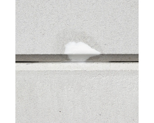 Detailaufnahme einer Porenbetonwand mit Fugenmörtel