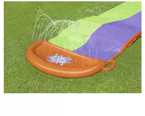 Arroseur d''eau pour le jardin sur la pelouse