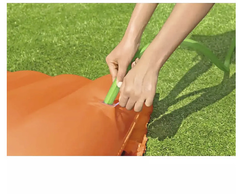 Toboggan aquatique gonflable en cours de gonflage avec une pompe à air