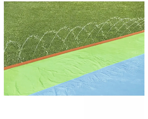 Toboggan aquatique dans un jardin avec pelouse et système d''arrosage