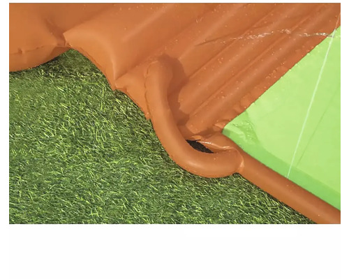 Détail d''un toboggan aquatique gonflable sur une pelouse