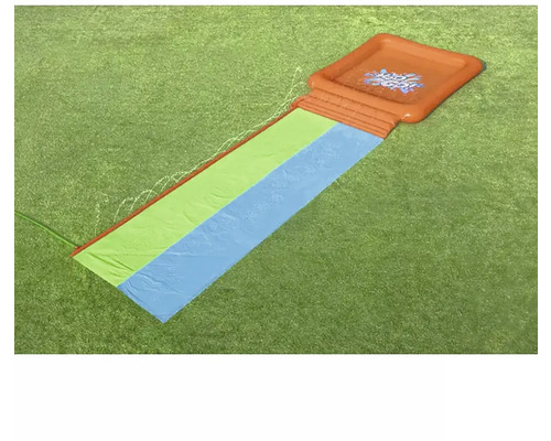 Toboggan aquatique sur gazon