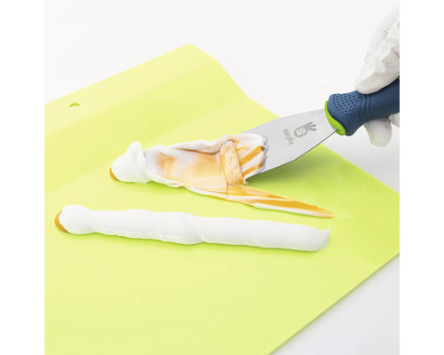 Spatule avec masse blanche et marron sur un support