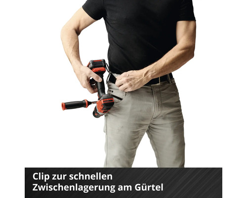 Person befestigt Akku-Bohrschrauber mit Gürtelclip am Gürtel