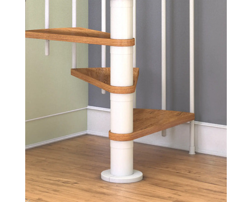 Vue détaillée d''un escalier en colimaçon avec marches en bois et pilier central blanc.