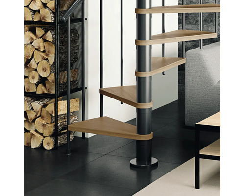 Raumszene mit Wendeltreppe, Holzregal und Brennholz