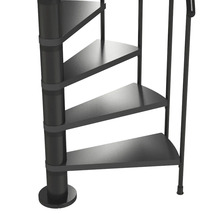 Detailansicht einer Wendeltreppe aus Metall mit Geländer