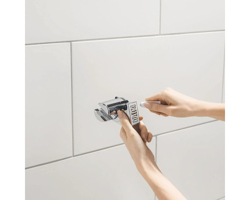 Installation d''un support de douche dans la salle de bain.