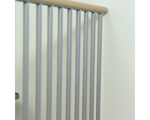 Geländer mit Holzhandlauf und Metallstäben