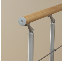 Gros plan d''une rampe d''escalier avec main courante en bois et poteaux en métal
