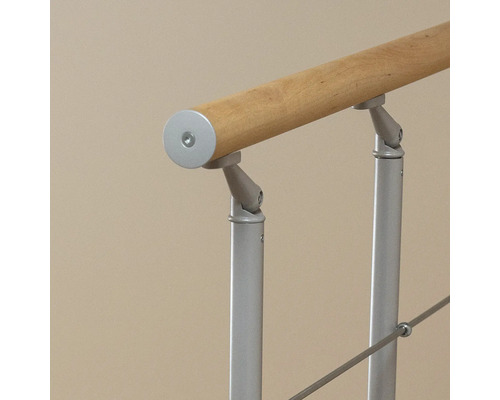 Detailansicht eines Treppengeländers mit Holzhandlauf und Metallstreben