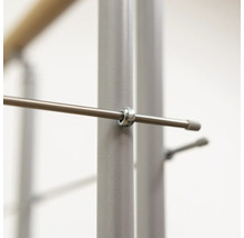 Vue détaillée d''une balustrade en métal avec traverses