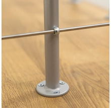 Vue détaillée d''un poteau de garde-corps en métal, fixé avec des vis sur un plancher en bois.