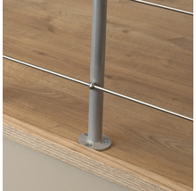 Vue détaillée d''un poteau de garde-corps métallique avec des câbles horizontaux en acier inoxydable sur un escalier