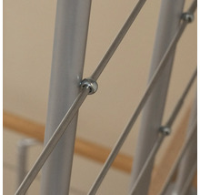 Gros plan d''une balustrade avec des câbles en acier inoxydable et des supports.