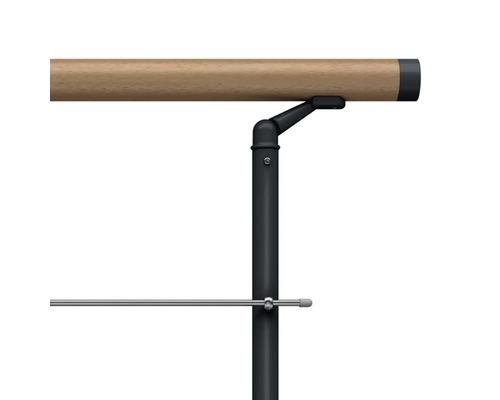 Detailansicht eines Treppengeländers mit Holzhandlauf und Metallpfosten