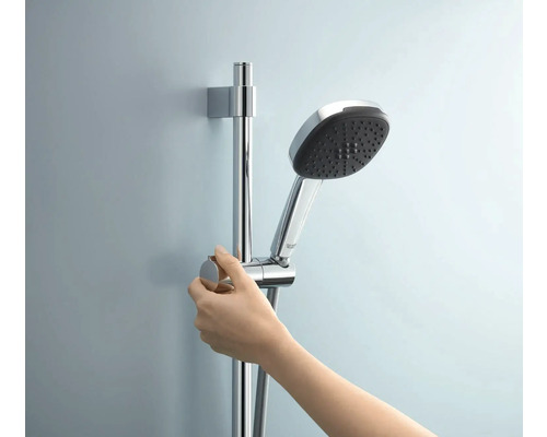 Ensemble de barre de douche avec douchette à main et main de l''utilisateur