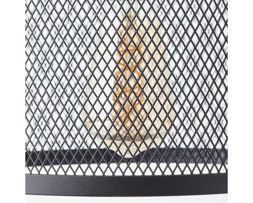 Detailansicht einer Lampe mit einem Lampenschirm aus Metallgitter