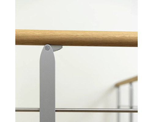 Detailansicht einer Ballettstange mit Holzhandlauf und Metallhalterung.