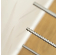 Gros plan d''une balustrade d''escalier en métal.