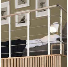 Image intérieure d''une balustrade avec des câbles en acier horizontaux, une main courante en bois et des supports verticaux blancs