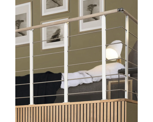 Innenansicht eines Geländers mit horizontalen Stahlseilen, Holzhandlauf und weißen vertikalen Stützen