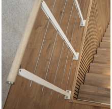 Escalier avec marches en bois et rampe blanche