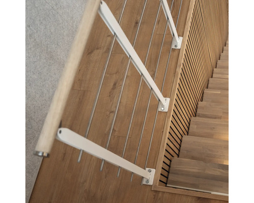 Treppe mit Holzstufen und weißem Geländer