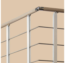 Gros plan d''une balustrade d''escalier avec main courante en bois, câbles en acier inoxydable et supports