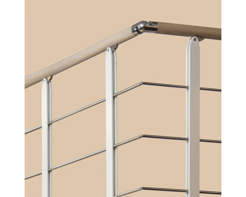 Detailaufnahme eines Treppengeländers mit Holzhandlauf, Edelstahlseilen und Halterungen