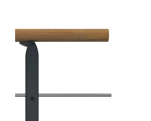 Detailansicht einer Handlaufhalterung mit Holzhandlauf und Metallelementen.