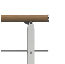 Vue détaillée d''une balustrade avec main courante en bois et support en métal