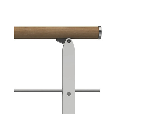 Detailansicht eines Geländers mit Holzhandlauf und Metallhalterung