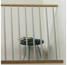 Vue à travers une balustrade d''escalier sur une petite table avec un livre