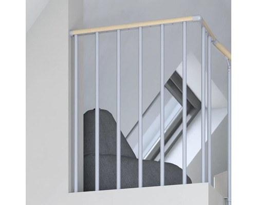 Geländer mit Holzhandlauf und vertikalen Metallstäben