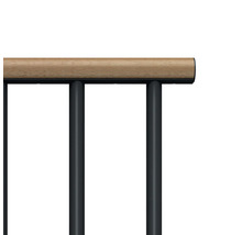 Vue détaillée d''une balustrade avec main courante en bois et barreaux en métal