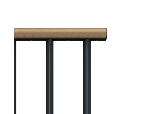 Detailansicht eines Geländers mit Holzhandlauf und Metallstäben