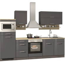 Komplette Küche mit Mikrowelle, Dunstabzugshaube, Kochfeld, Spüle und Schränken.