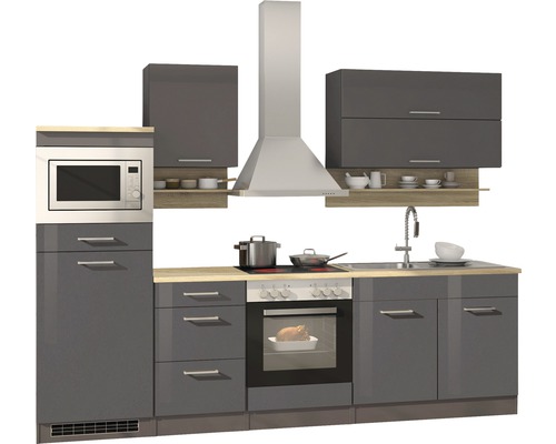 Cuisine complète avec micro-ondes, hotte aspirante, plaque de cuisson, évier et armoires.